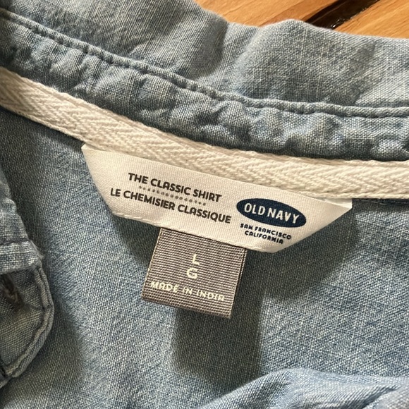 Old Navy The Classic Shirt denim button down with embroidered flowers Size L - Picture 3 of 3